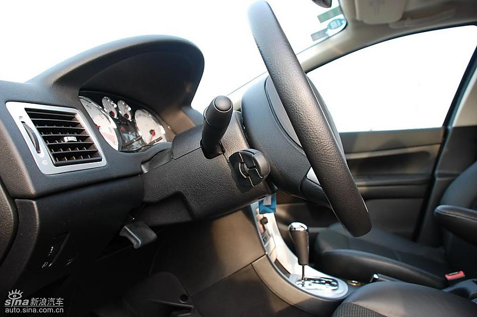 东风标致307两厢内饰实拍图