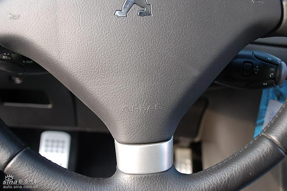 东风标致307两厢内饰实拍图