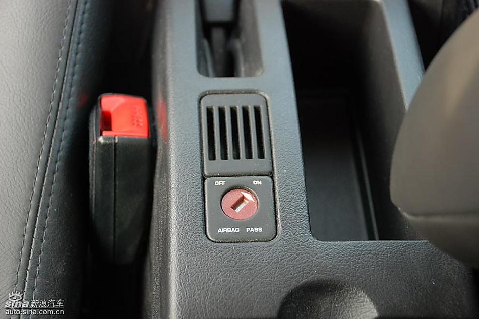东风标致307两厢内饰实拍图
