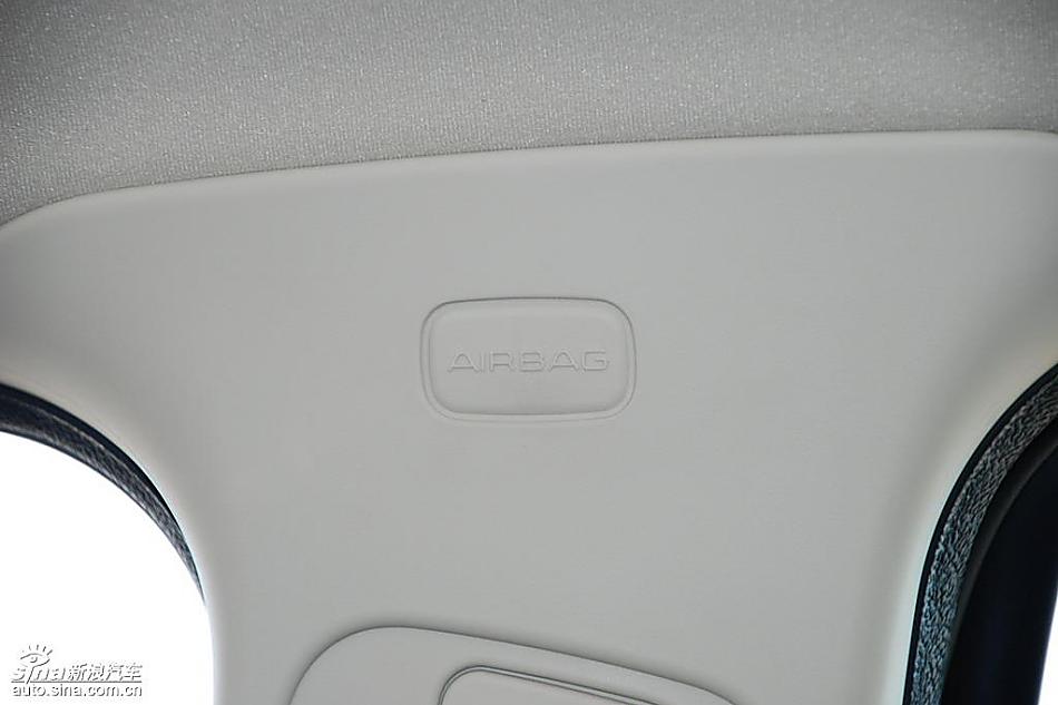 东风标致307两厢内饰实拍图