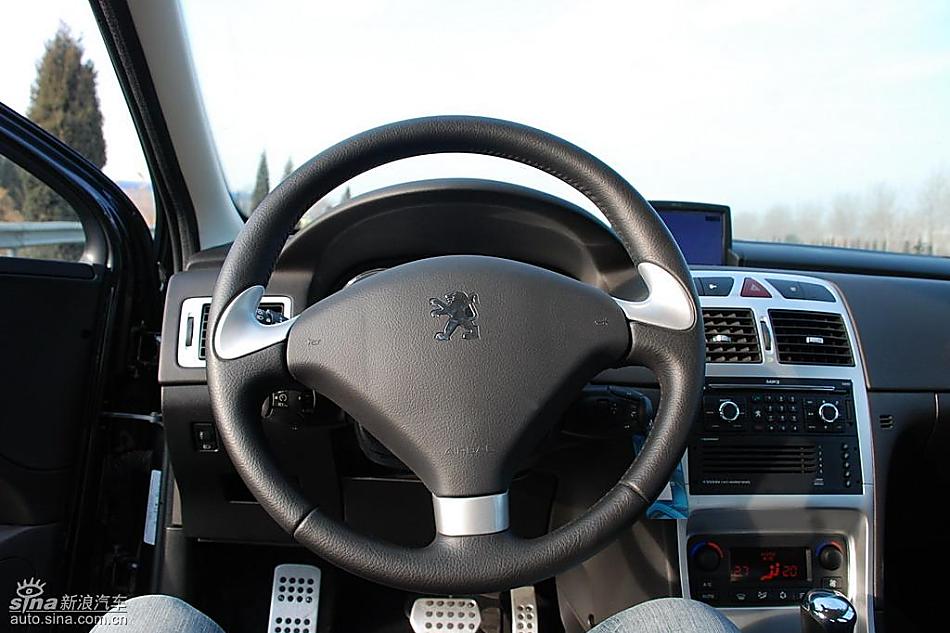 东风标致307两厢内饰实拍图