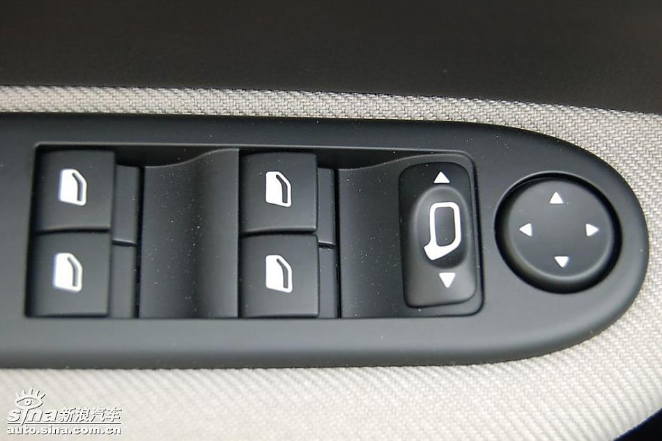 东风标致307Xs天窗版到店实拍