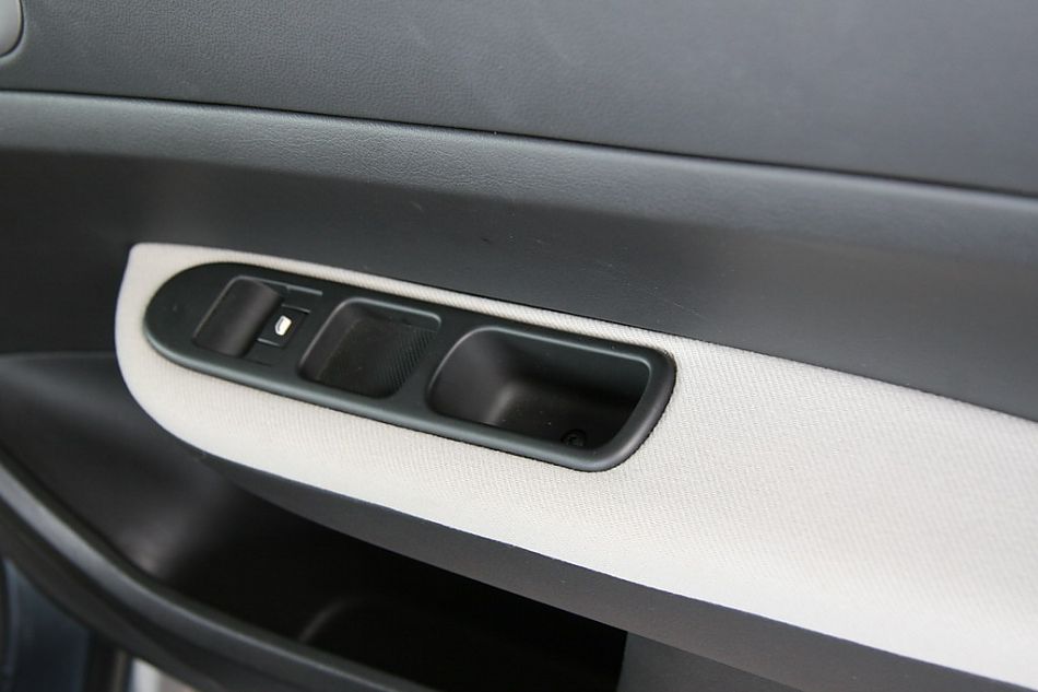 神龙汽车标致307电动车门