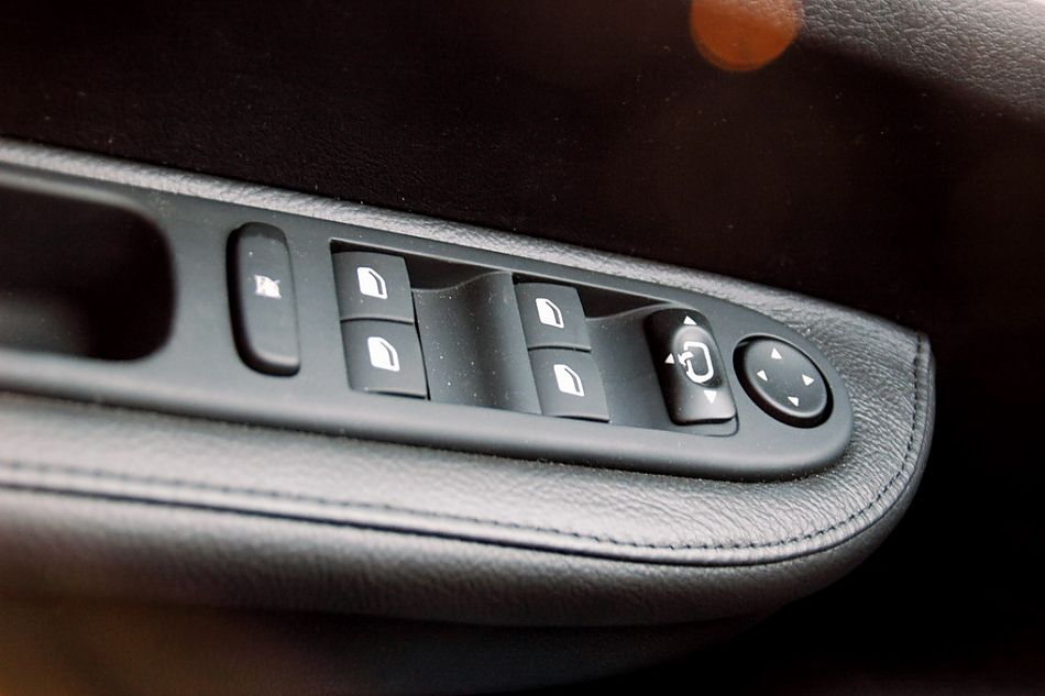 东风标致307两厢内饰