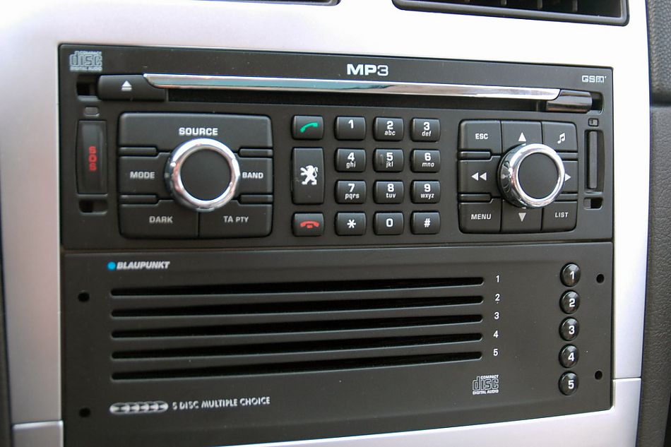 东风标致307两厢内饰