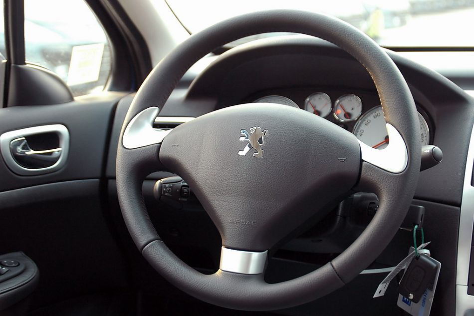 东风标致307两厢内饰