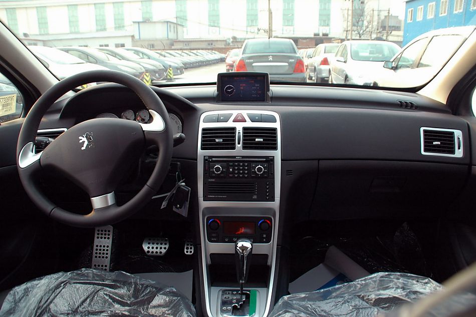 东风标致307两厢内饰