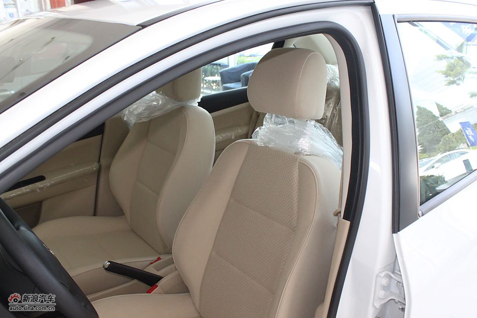 新标致307三厢内饰