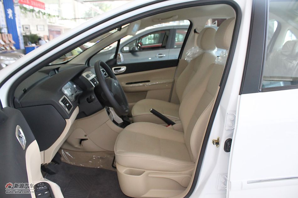 新标致307三厢内饰