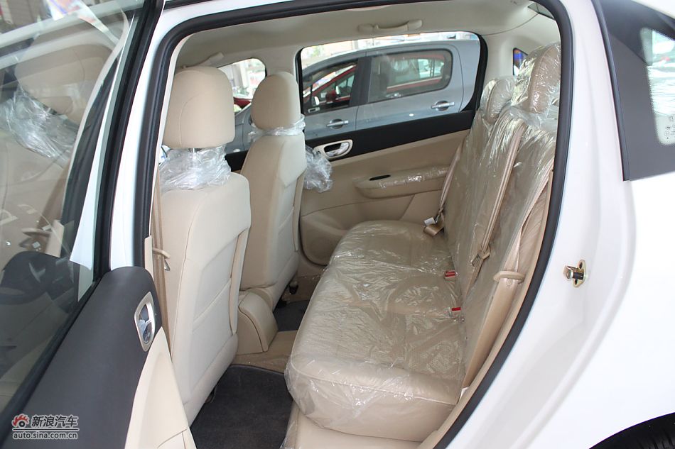 新标致307三厢内饰
