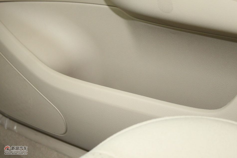 新标致307三厢内饰