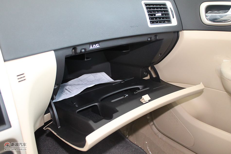 新标致307三厢内饰