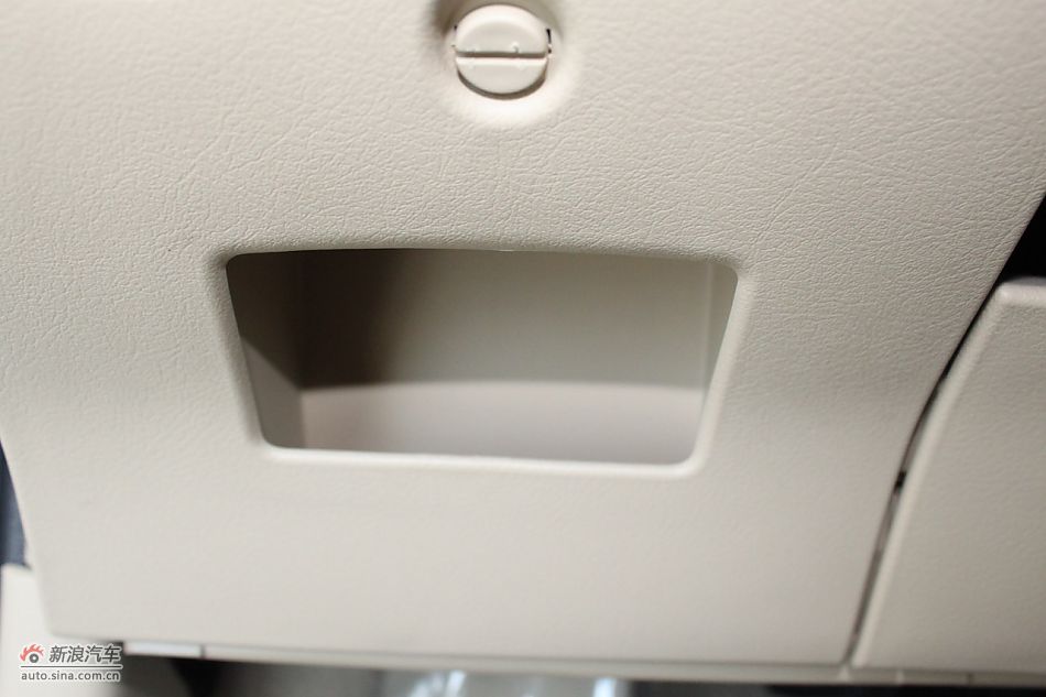 新标致307三厢内饰