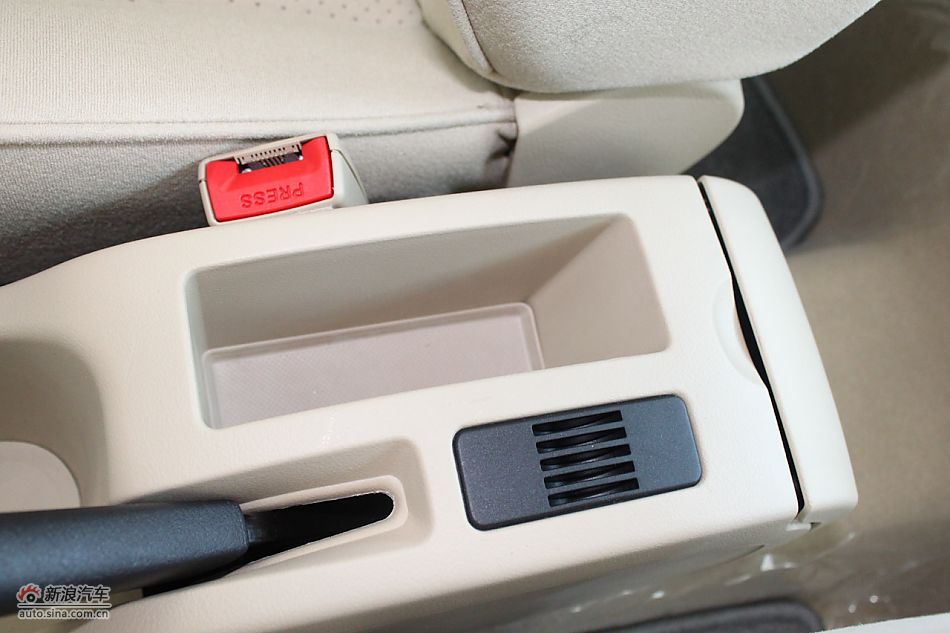 新标致307三厢内饰