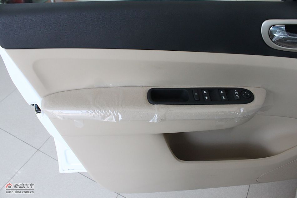 新标致307三厢内饰