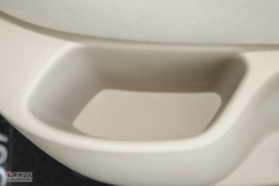 新标致307三厢内饰