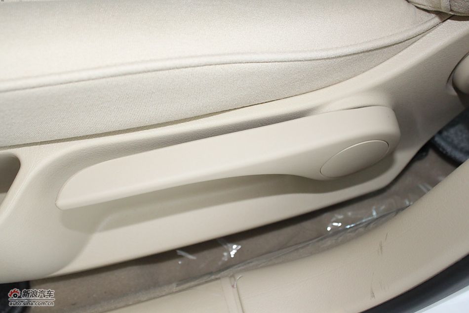 新标致307三厢内饰