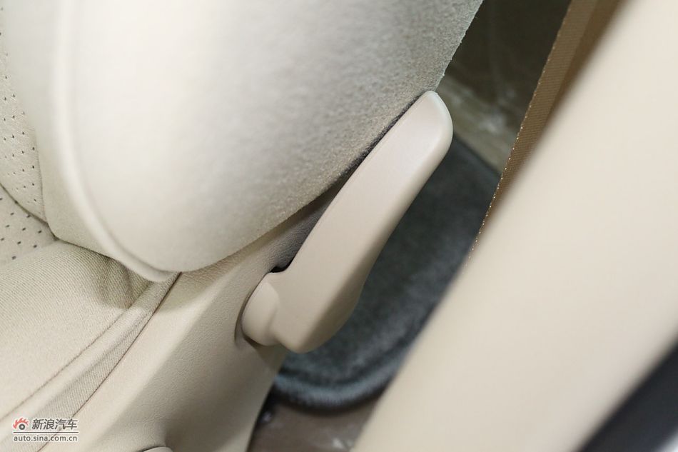 新标致307三厢内饰