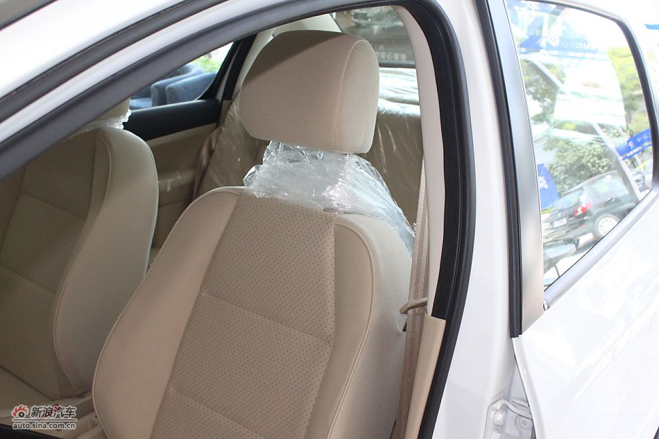 新标致307三厢内饰