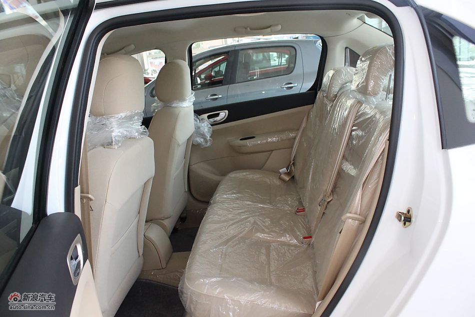新标致307三厢内饰
