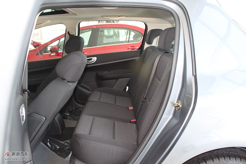 新标致307两厢内饰