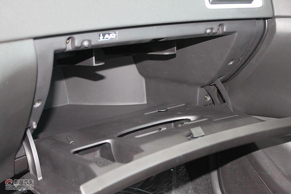 新标致307两厢内饰