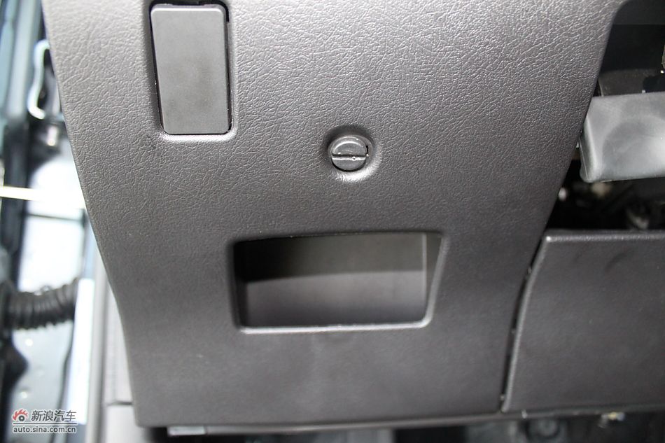 新标致307两厢内饰