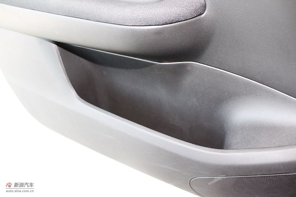 新标致307两厢内饰