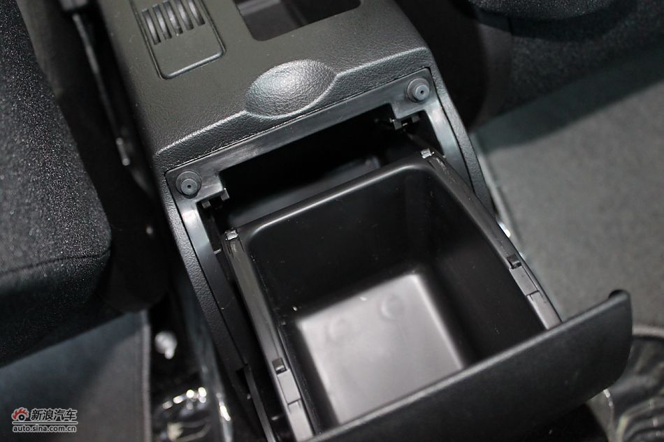 新标致307两厢内饰