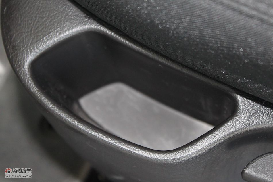 新标致307两厢内饰