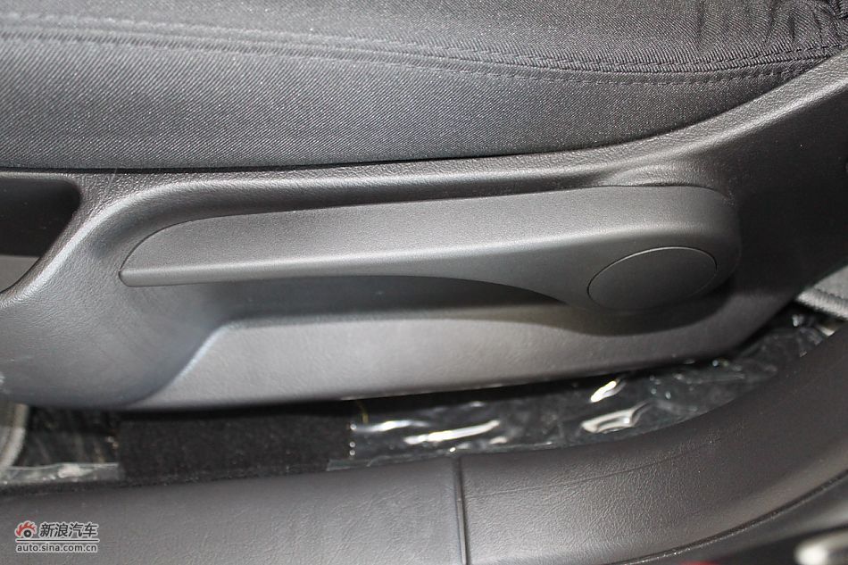 新标致307两厢内饰