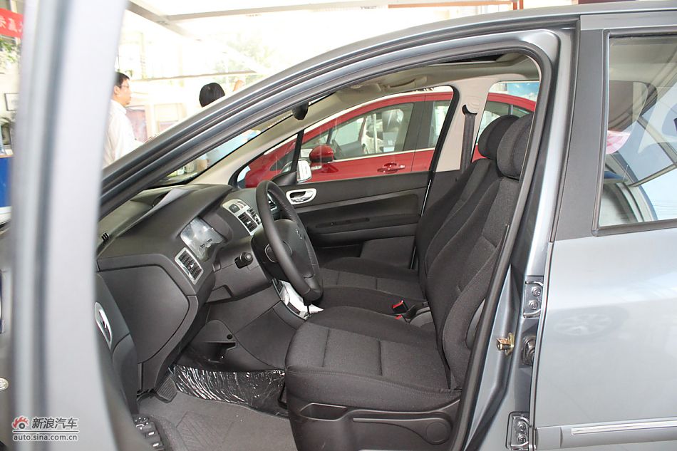 新标致307两厢内饰
