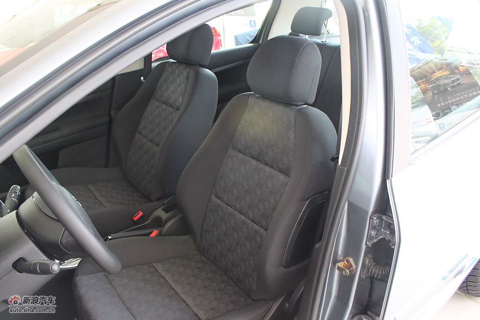 新标致307两厢内饰