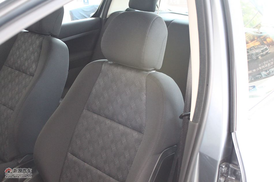 新标致307两厢内饰