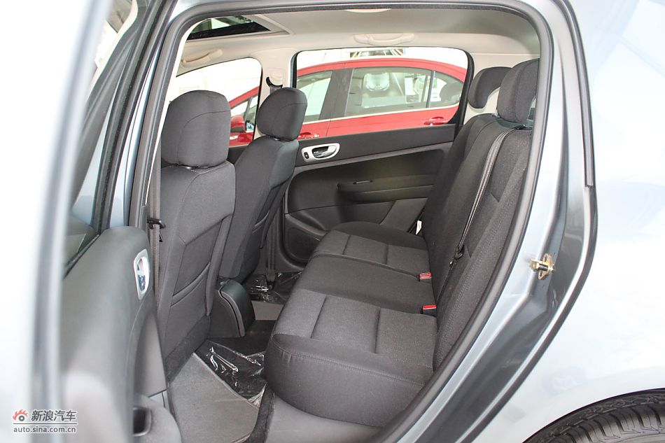 新标致307两厢内饰