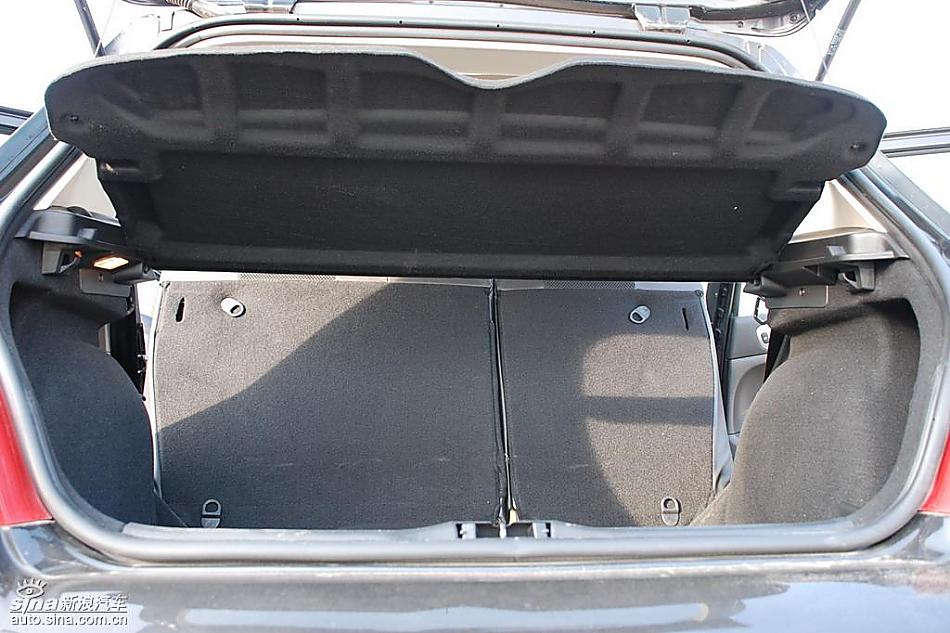 东风标致307两厢内饰实拍图