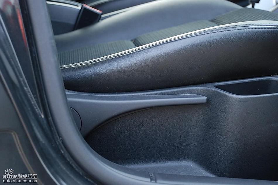 东风标致307两厢内饰实拍图