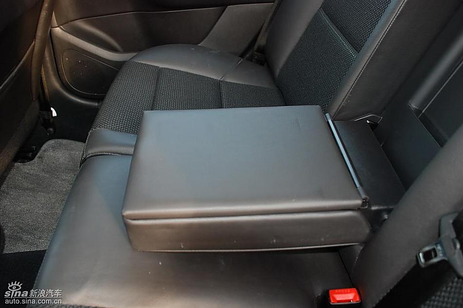 东风标致307两厢内饰实拍图