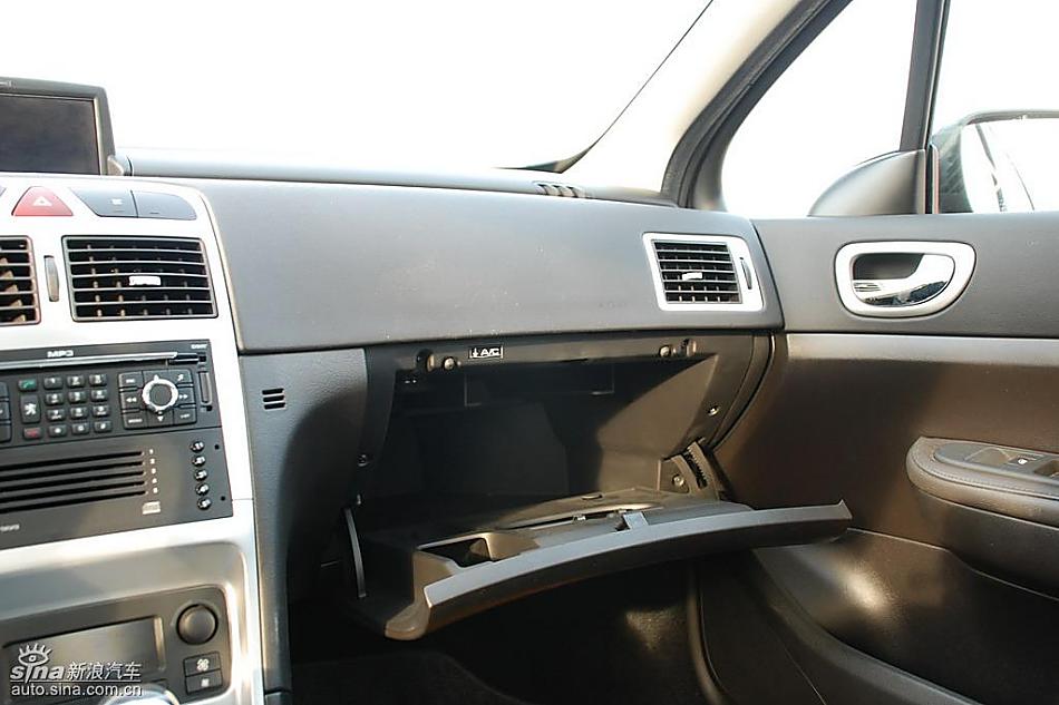 东风标致307两厢内饰实拍图