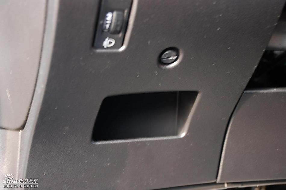 东风标致307两厢内饰实拍图