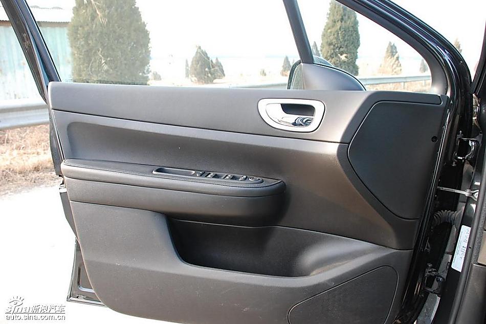 东风标致307两厢内饰实拍图