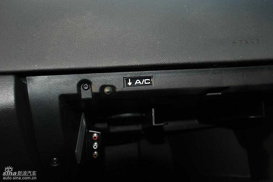 东风标致307两厢内饰实拍图