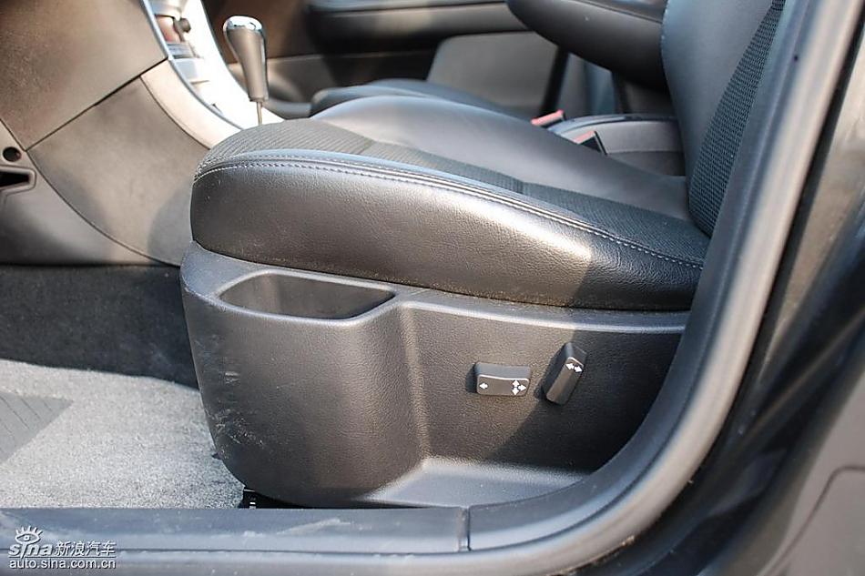 东风标致307两厢内饰实拍图