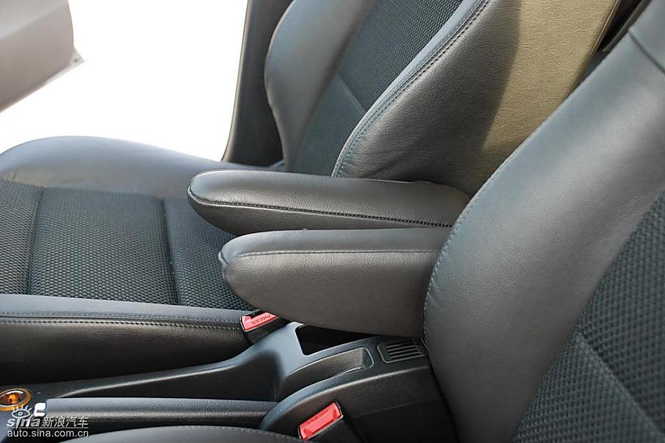 东风标致307两厢内饰实拍图