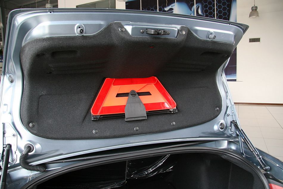 神龙汽车标致307后备厢