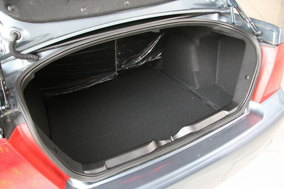 神龙汽车标致307后备厢