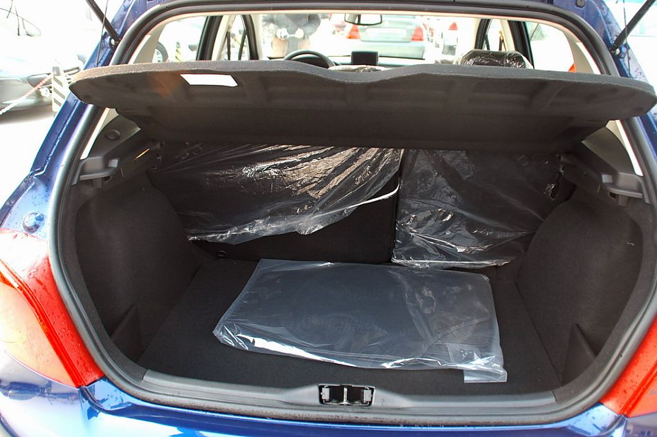 东风标致307两厢内饰