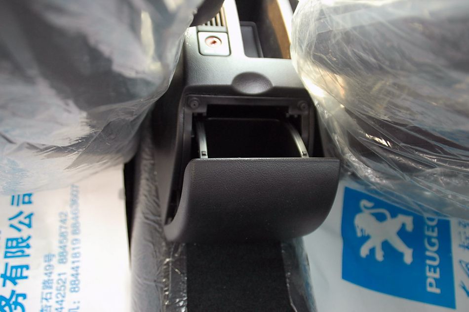 东风标致307两厢内饰