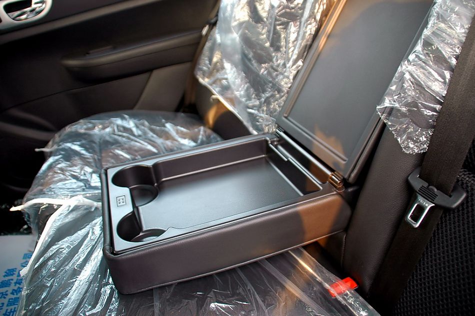 东风标致307两厢内饰