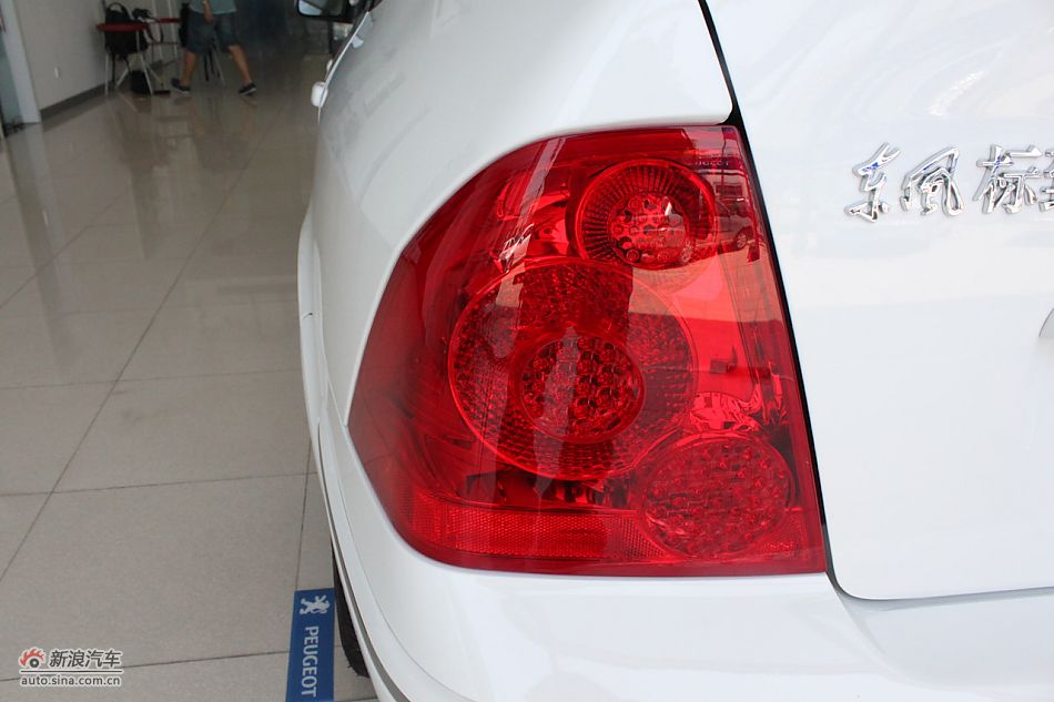 新标致307三厢外观细节